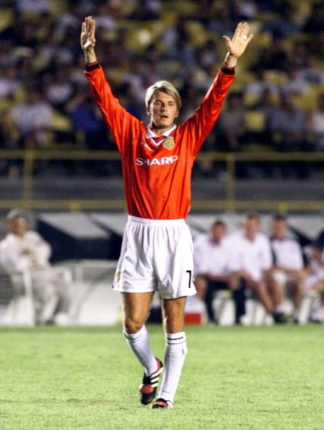 Nell&#39;estate del 2003 Beckham passa al Real Madrid per 35 milioni di euro (Reuters)